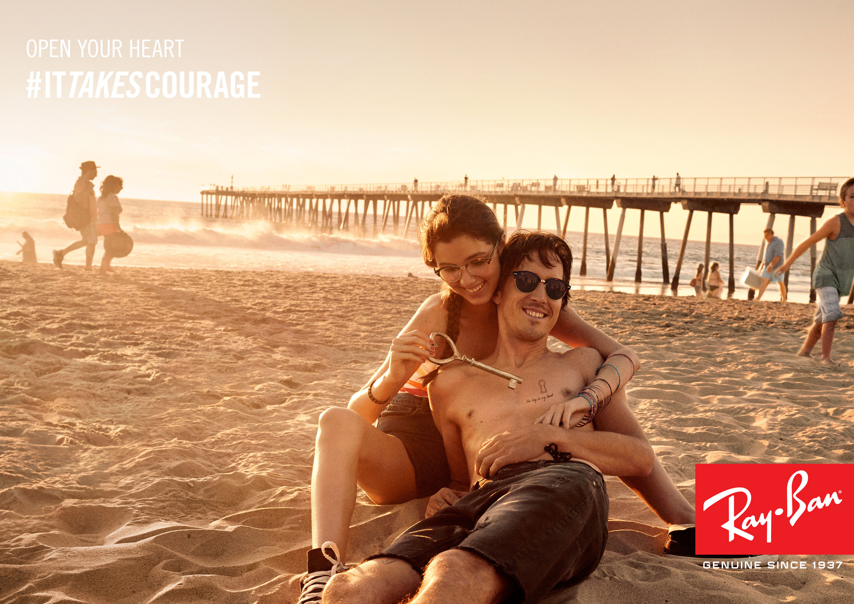 Man on beach with his girlfriend, wearing Ray-Ban Clubround metal/plastic sunglasses with Green G-15 lenses.