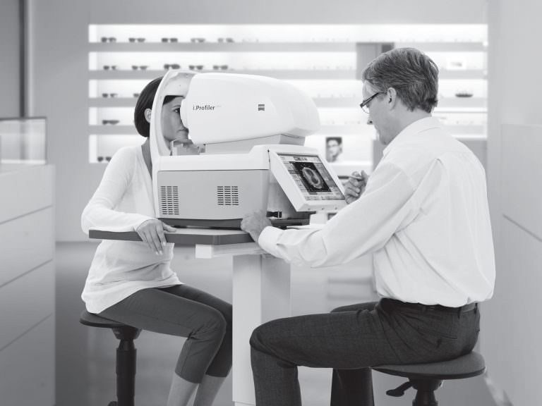 An optometrist performs an autorefraction using i.Profiler plus.